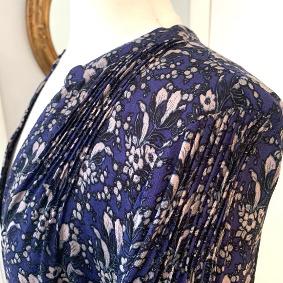ASTR the Label Navy Blue Grey Floral Blouse Size L career casual V neck top - Picture 9 of 14